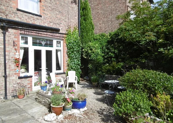 Adams House Гостевой дом *